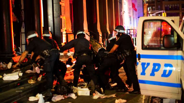 Οι έξι ημέρες που έχουν βυθίσει τις ΗΠΑ σε χάος και αναζήτηση δικαιοσύνης