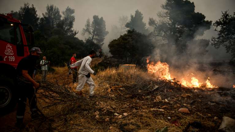 Μαραθώνας: Οριοθετήθηκε η φωτιά - Μεγάλη κινητοποίηση της Πυροσβεστικής