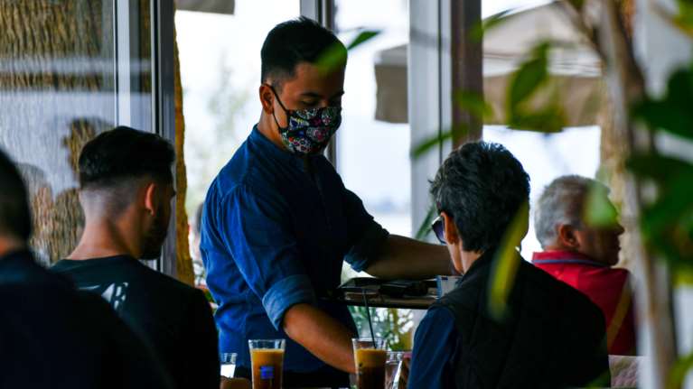 Μπαράζ ελέγχων για τον κορονοϊό: 51 πρόστιμα 13.350 ευρώ για μάσκες και υπέρβαση αναλογίας ατόμων