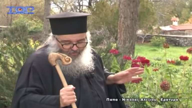 Επικό βίντεο ιερέα κατά των αντεμβολιαστών και το ποστ του Ηλία Μόσιαλου:  &quot;Τον λύκο τον βλεπς&quot;.