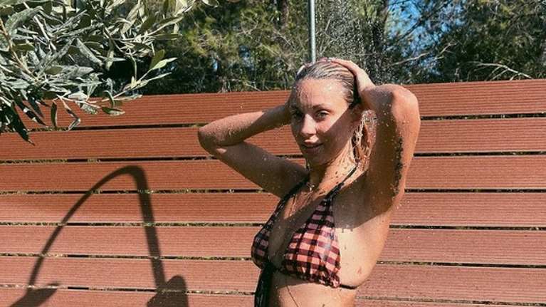 Η Γαρυφαλλιά Καληφώνη &quot;ρίχνει&quot; το Instagram με ένα ντουζ [εικόνες]