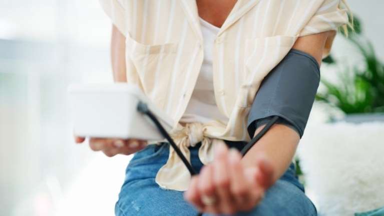 Τα συχνότερα λάθη που κάνουμε όταν μετράμε την πίεσή μας - Οδηγούν σε &quot;φουσκωμένα&quot; αποτελέσματα