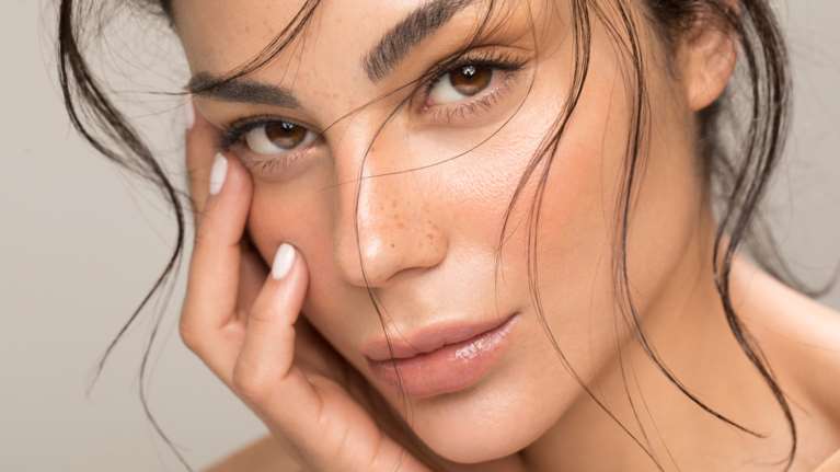 Mascara: Η νέα απόχρωση που κάνει θραύση και αξίζει να δοκιμάσεις αν έχεις καστανά μάτια