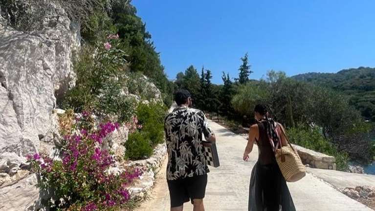 Διακοπών συνέχεια για τη Ντούα Λίπα και τον Ρομέν Γαβρά - Το ηλιοβασίλεμα και οι πόζες με μπικίνι [εικόνες]