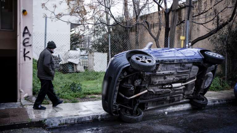 Απίστευτο: Σήκωσαν όλο το αυτοκίνητο και πήραν τον καταλύτη [Εικόνες]