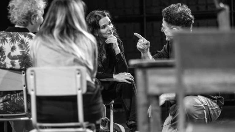 Η Ζιλιέτ Μπινός στις πρόβες για την Επίδαυρο - Τι θα δούμε στην παγκόσμια πρεμιέρα του έργου στο Αρχαίο Θέατρο