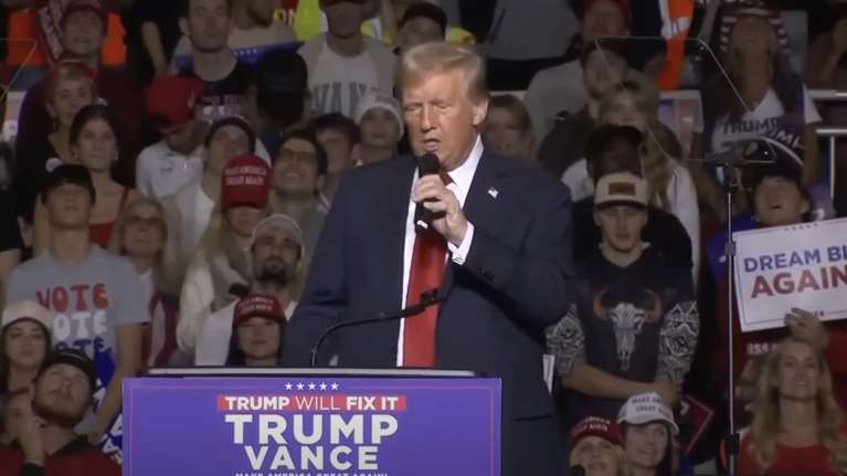 Ρεσιτάλ χυδαιότητας του Τραμπ: Αρπαξε το μικρόφωνο και προσποιήθηκε ότι έκανε &quot;ερωτική πράξη&quot; σε δημόσια ομιλία [βίντεο]