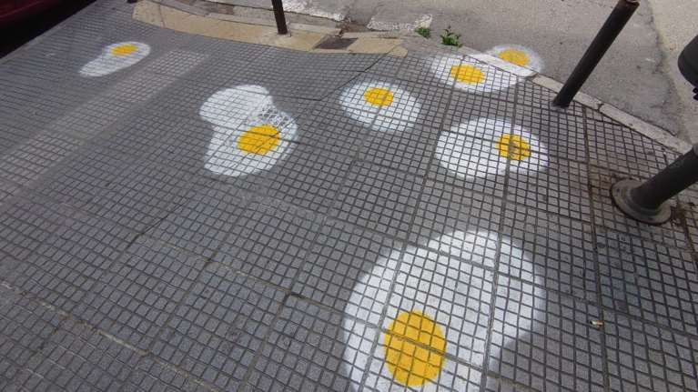 Θεσσαλονίκη: Ζωγραφισμένα τηγανητά αβγά στέλνουν &quot;μήνυμα&quot; σε όσους περπατούν σκυμμένοι με το κινητό τους