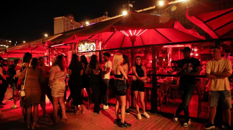 Πανεπιστήμιο Οξφόρδης: Astrazeneca και Pfizer αποτελεσματικά ενάντια στην ινδική μετάλλαξη - Τι ισχύει για την επαναμόλυνση