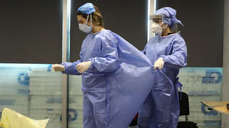 Δείτε πώς ετοιμάζονται οι γιατροί του ΕΟΔΥ για να εξετάσουν τυχόν κρούσματα κορονοϊού [εικόνες]