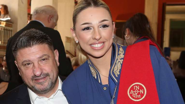 Περήφανος πατέρας ο Νίκος Χαρδαλιάς: Η κόρη του πήρε το πτυχίο της στη Νομική