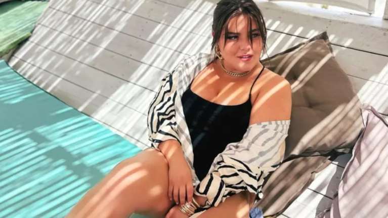 Η Δανάη Μπάρκα αψηφά την κακοκαιρία και ποζάρει με μαγιό στη Μεσσηνία