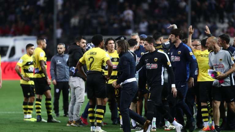 Ένταση στο φινάλε του ΠΑΟΚ - ΑΕΚ: Εκτός εαυτού ο Αλμέιδα, κανείς δεν μπορούσε να τον συγκρατήσει