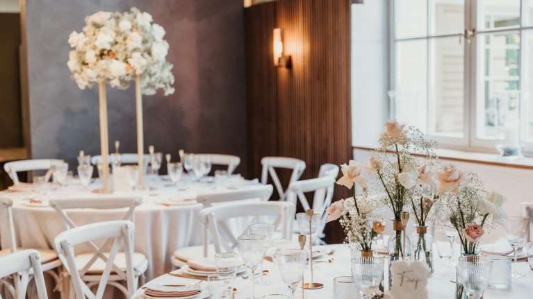 Κορωπί: Σοκ για 22 ζευγάρια που πλήρωσαν για γαμήλιες τελετές σε σφραγισμένο κέντρο εκδηλώσεων