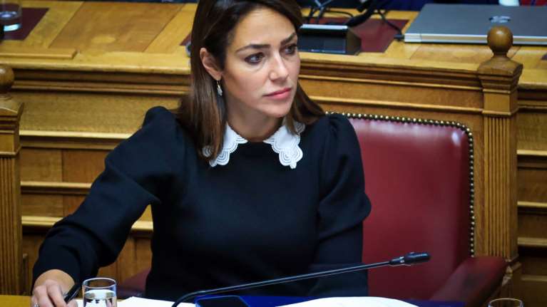 Δόμνα Μιχαηλίδου: Στη Βουλή με μαύρο πλεκτό μίντι φόρεμα - Εμφανής η φουσκωμένη κοιλίτσα της, 6ος μήνας της εγκυμοσύνης