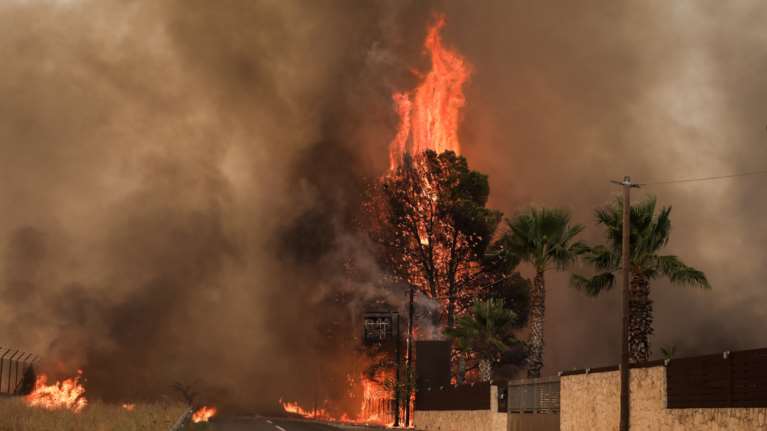 Φωτιά στη Βαρυμπόμπη: Θρίλερ στις Αδάμες με εγκλωβισμένο αστυνομικό στις φλόγες- Προσπαθούσε να βοηθήσει κατοίκους