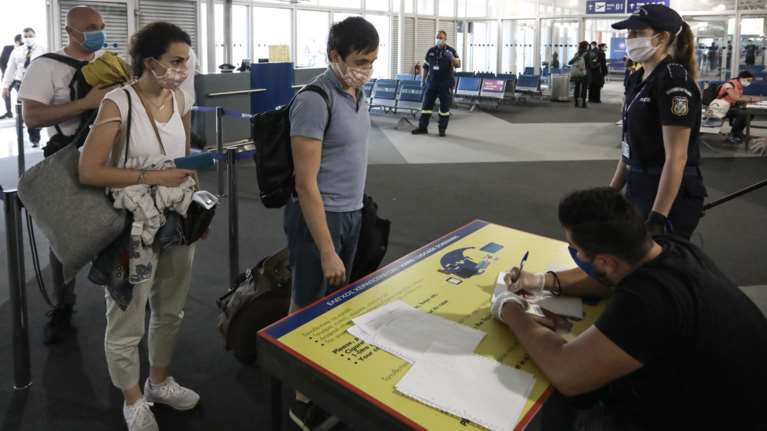 &quot;The Sun&quot;: Χωρίς ταλαιπωρία και ουρές θα μπαίνουν στην Ελλάδα οι Βρετανοί τουρίστες που έχουν κάνει το εμβόλιο