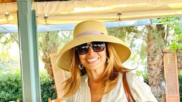 Η Μιμή Ντενίση κομψή στη γαλλική εξοχή