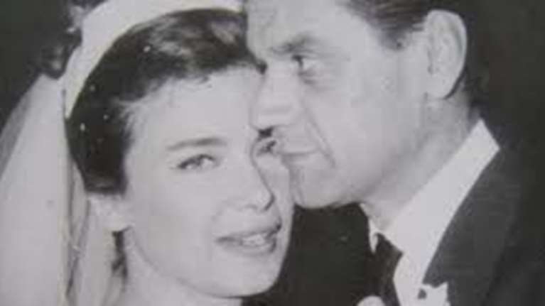 Σπάνιο κλικ: Η Τζένη Καρέζη στη δεξίωση του γάμου με τον Χατζηφωτίου, αγκαλιά με την πλοιοκτήτρια κουμπάρα