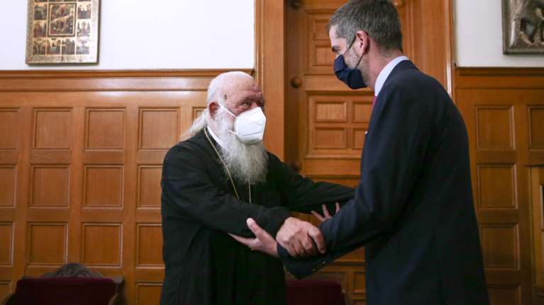 Πώς ο Αρχιεπίσκοπος Ιερώνυμος αιφνιδίασε τον Κώστα Μπακογιάννη - Η αμηχανία του Δημάρχου