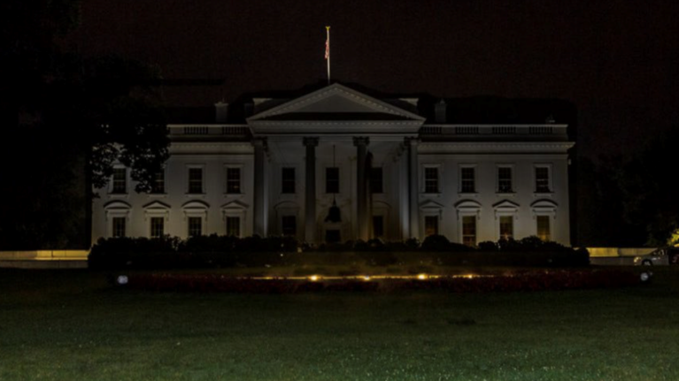 Διαδηλώσεις στην Ουάσιγκτον: Στο σκοτάδι για πρώτη φορά ο Λευκός Οίκος, έσβησαν όλα τα φώτα