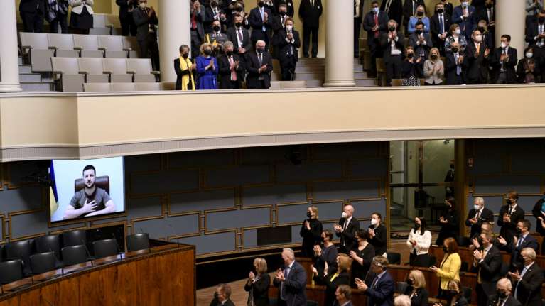 Ζελένσκι στο φινλανδικό Κοινοβούλιο: Η Ευρώπη να λάβει ένα "κοκτέιλ Μολότοφ" κυρώσεων κατά της Ρωσίας