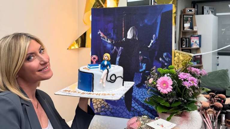 Γενέθλια για τη Σία Κοσιώνη με τούρτα έκπληξη: "Είμαι πλέον 45άρα"