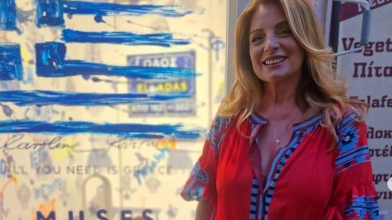 Στα καντούνια της Κέρκυρας η Άντζελα Γκερέκου: Με κόκκινο καφτάνι