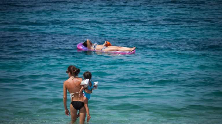 Καιρός: Καλοκαιρινό σκηνικό το Σάββατο - Ηλιοφάνεια και άνοδος της θερμοκρασίας