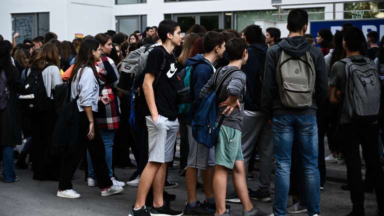 Lockdown: Πώς θα λειτουργήσουν τα σχολεία από Δευτέρα – Υποχρεωτική η τηλεκπαίδευση, απουσίες για όσους δεν συμμετέχουν