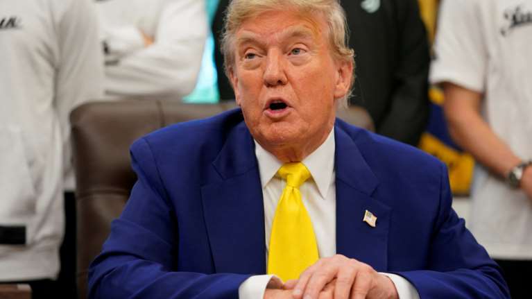 Τραμπ: Απειλεί το Χάρβαρντ με διακοπή της ομοσπονδιακής χρηματοδότησης