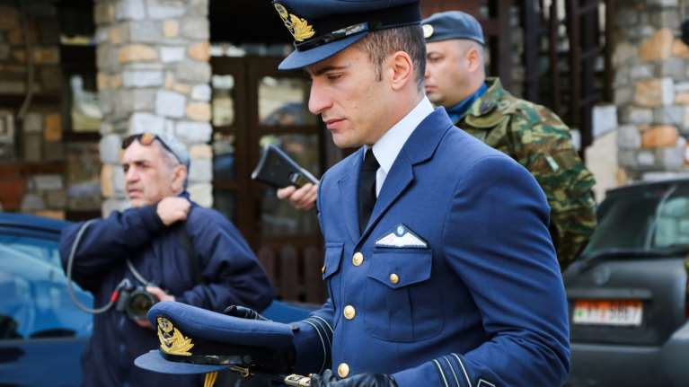 Κηδεία Σμηναγού Τσιτλακίδη: Ο συνάδελφός του που θα τον πάντρευε τον Οκτώβριο, μετέφερε το ξίφος και το πηλήκιό του [βίντεο]