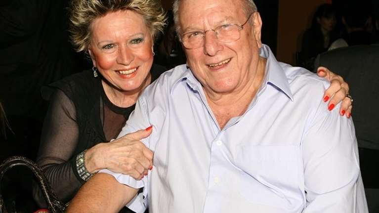 59 χρόνια πριν: Κώστας Βουτσάς και Έρρικα Μπρόγιερ στον κομψό γάμο τους με κουμπάρα την Σμαρούλα Γιούλη