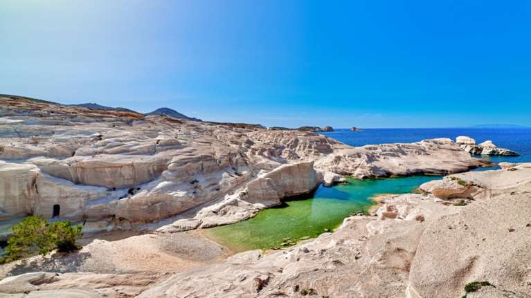 Βραχώδη τοπία, γαλαζοπράσινα νερά: Αυτές τις 10 ελληνικές παραλίες αποθεώνουν οι Γερμανοί