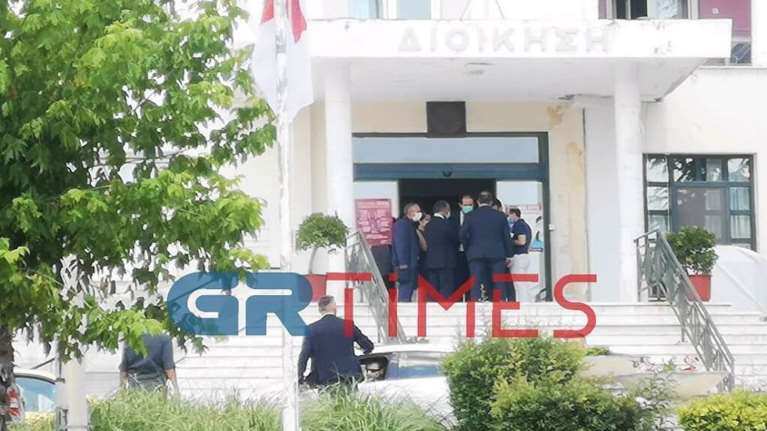 Στους τραυματίες εφοριακούς από το τσεκούρι του 45χρονου, Σταϊκούρας και Πιτσιλής [ΦΩΤΟ-VIDEO]