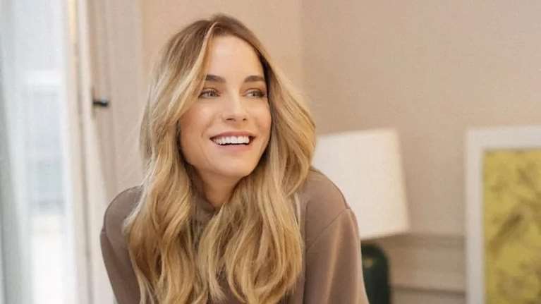 Δούκισσα Νομικού: Το λευκό top της κολακεύει όλες τις σιλουέτες και είναι μια από τις αγαπημένες τάσεις της άνοιξης