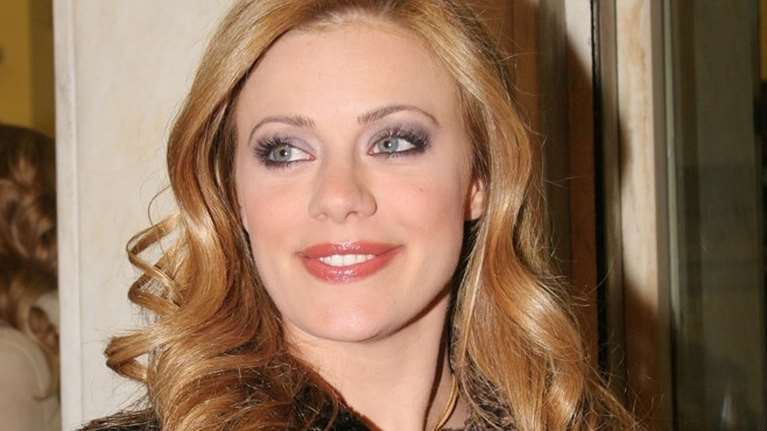 29 χρόνια πριν: Η Ζέτα Μακρυπούλια μελαχρινή, ποζάρει με μαγιό σε ηλικία 17 ετών