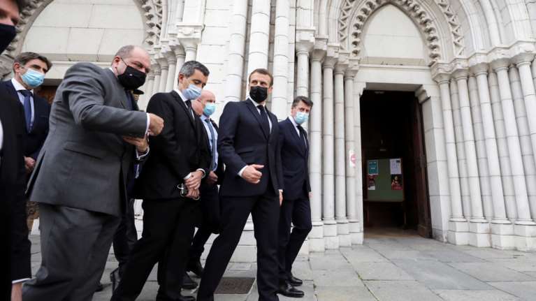 Στη Νίκαια ο Μακρόν: Η Γαλλία δέχεται επίθεση, δεν θα εγκαταλείψουμε τις αξίες μας [Βίντεο]