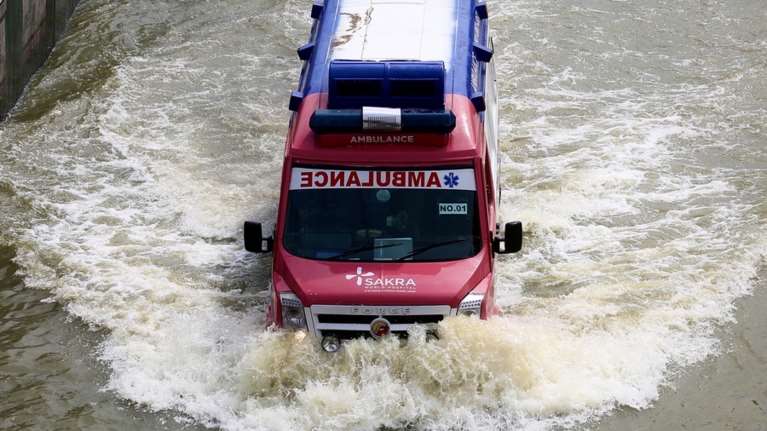 Ινδία: Οχημα που μετέφερε προσκυνητές έπεσε σε λίμνη - Τουλάχιστον 26 νεκροί