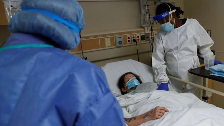 Αυστηρή προειδοποίηση συμβούλου Μπάιντεν στους Αμερικανούς: &quot;Μη κάνετε χριστουγεννιάτικα πάρτι&quot;