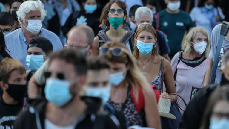 Κορονοϊός - Σοκαριστικές μαρτυρίες: &quot;Πήγαμε διακοπές στην Κρήτη και γυρίσαμε όλοι θετικοί&quot;