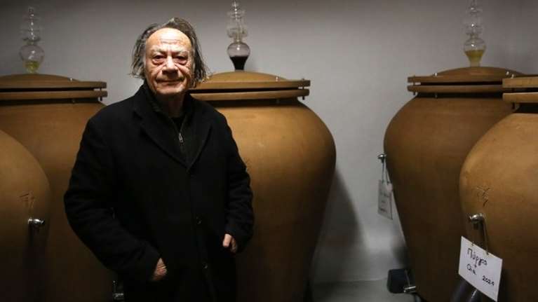 Δεν πάει πουθενά: Οινοποιός της Σαντορίνης παραμένει δίπλα στα πιθάρια με το κρασί του, μια ανάσα από το Κολούμπο
