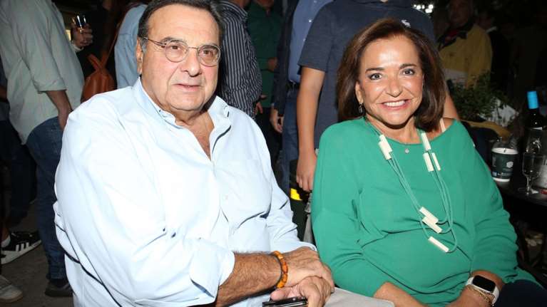 Η σπάνια δημόσια εμφάνιση της Ντόρας Μπακογιάννη με τον σύζυγό της - Στην τελευταία προεκλογική ομιλία του γιου της