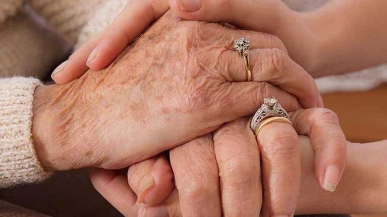 Ο έρωτας χρόνια δεν κοιτά: 85χρονος παντρεύεται την 42χρονη σύντροφό του στην Κρήτη