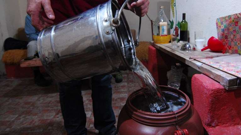 Κορονοϊός: Στο Ηράκλειο προσφέρουν την ...τσικουδιά τους για παρασκευή οινοπνεύματος