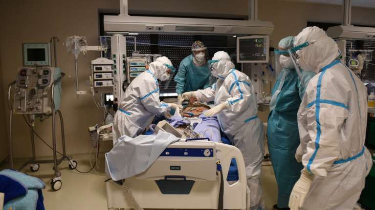 Εφιαλτική πρόβλεψη Παυλάκη: Έρχεται τσουνάμι θανάτων λόγω της μετάλλαξης Όμικρον - Κλείσιμο τώρα