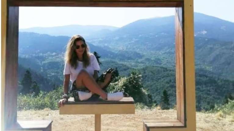 Ρίγη συγκίνησης στην παραλαβή του μεταπτυχιακού της Γαρυφαλλιάς από τη μητέρα της: &quot;Τα κατάφερες&quot; [Βίντεο]