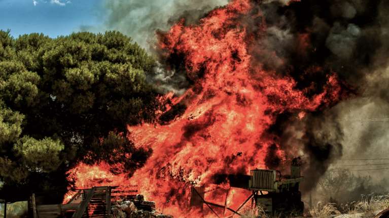 Μάχη με τη φωτιά σε Κεχριές, Πεταλίδι και Ρέθυμνο - Εκκενώθηκαν τέσσερις οικισμοί στην Κορινθία [Εικόνες - βίντεο]