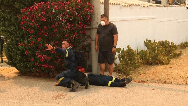 Φωτιά στη Νέα Πέραμο: Πυροσβέστης λιποθύμησε από την εξάντληση και την αποπνικτική ατμόσφαιρα [βίντεο]