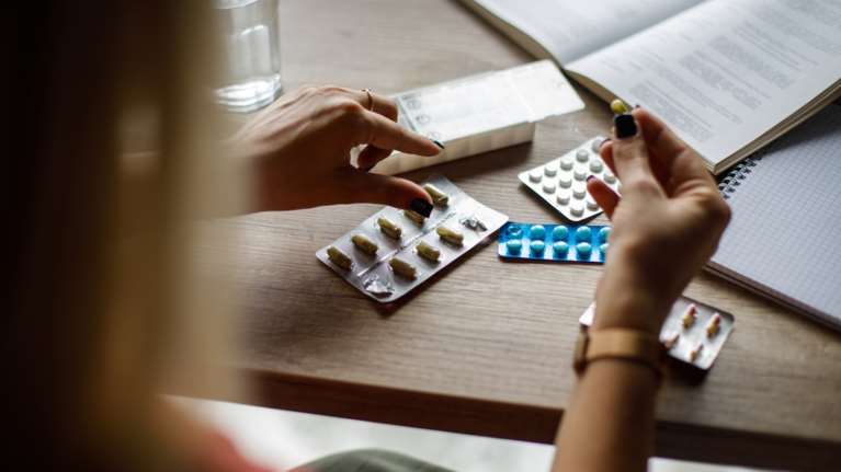 Πότε πρέπει να παίρνουμε αντιβιοτικά και πότε όχι - Τι είναι η μικροβιακή αντοχή και γιατί είναι επικίνδυνη